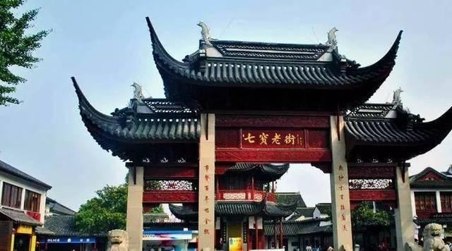 重庆一男子在乘坐地铁时，偷拍女乘客被发现后拒不承认，男子会被如何处罚？